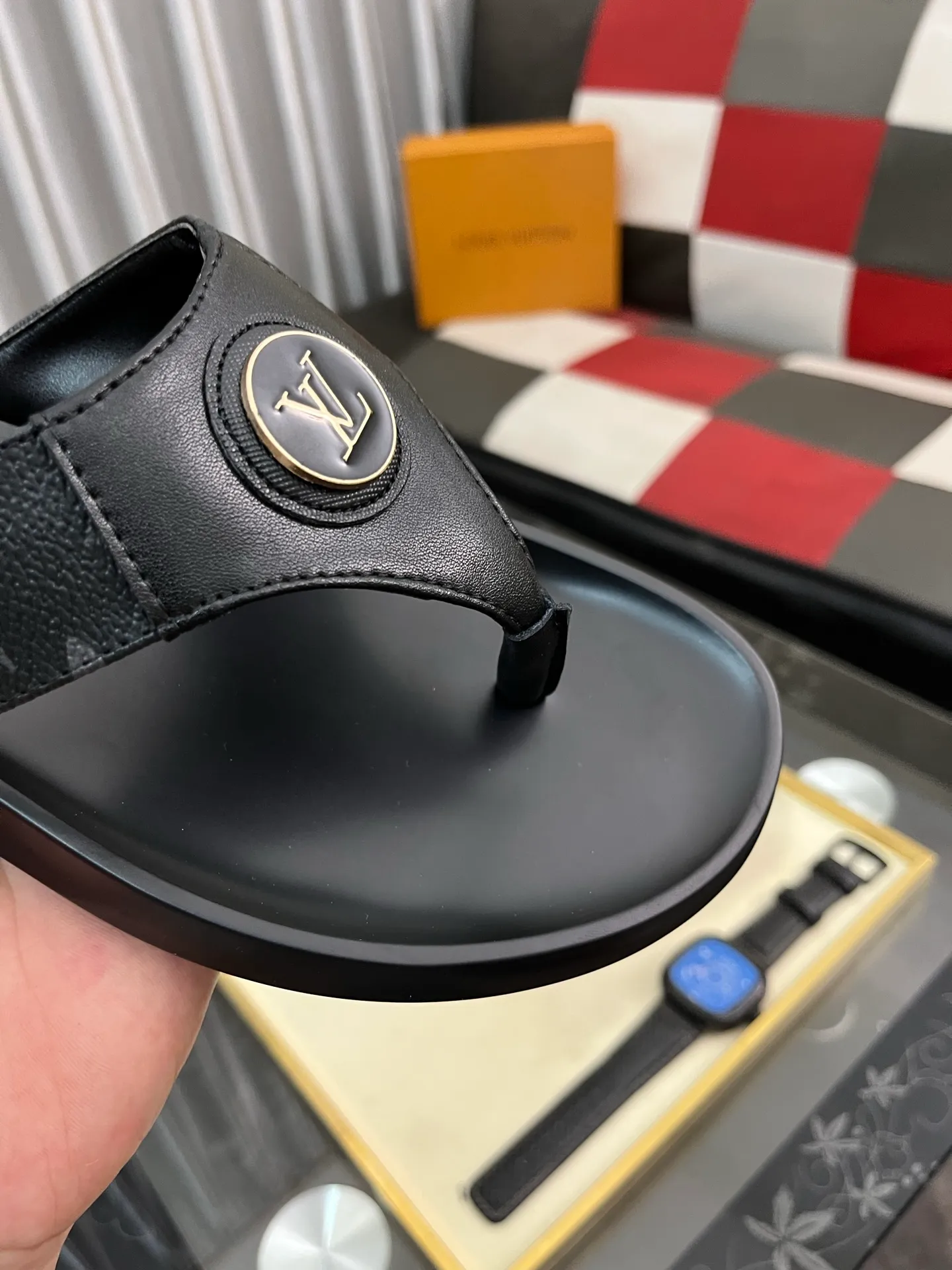 Men's shoes 💰260⌚️⌚️lv-Louis Vuitton) new men's sandals, high-end boutique, exquisite embossed logo decoration on the upper, fine workmanship, super soft soles, casual, loose and comfortable, a must-have in summer! \nsize: 38-443️⃣Colors available